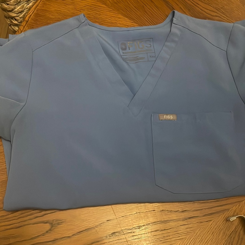 Figs scrubs one pocket top